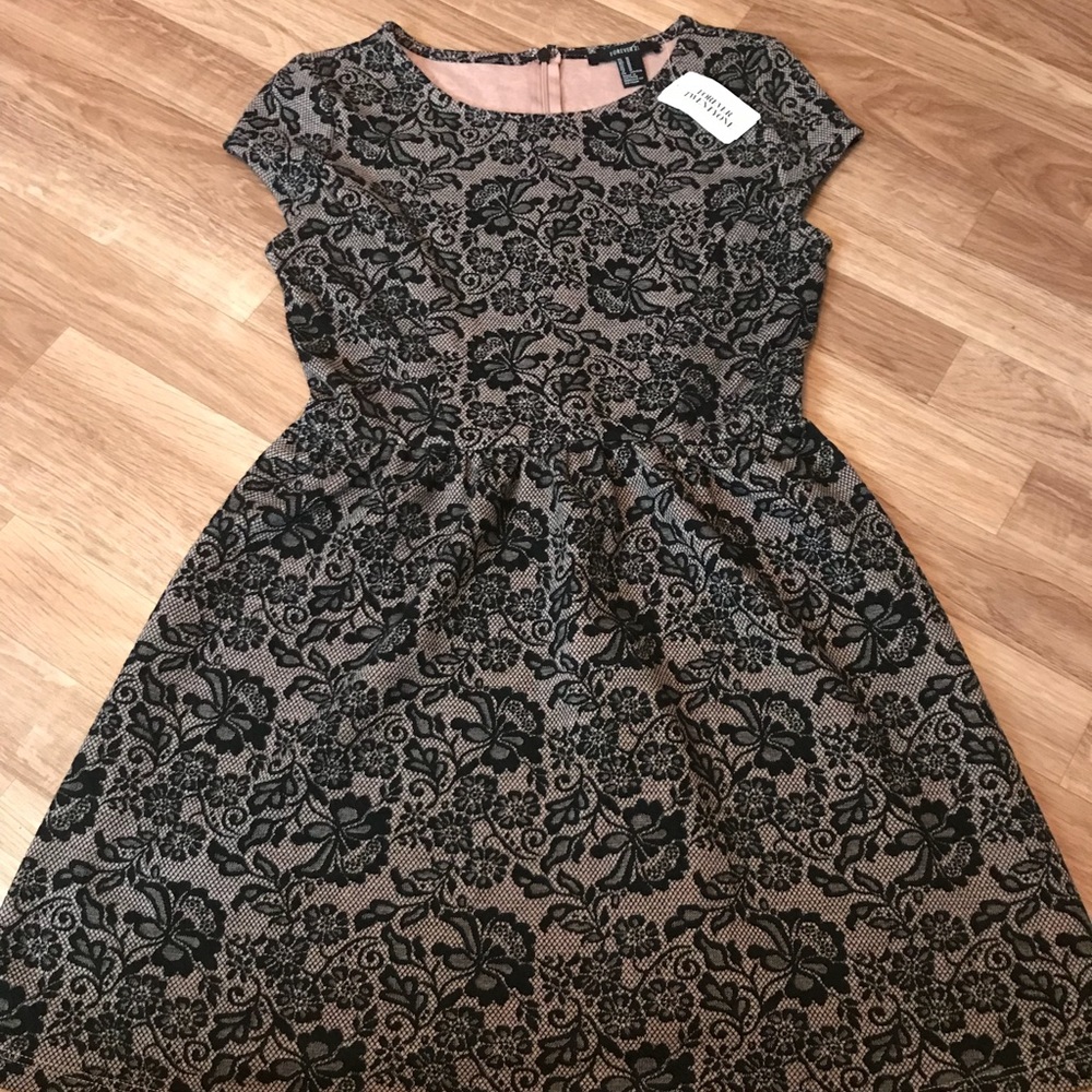 NWT Forever 21 Black Lace Patterned Dress - Medium - Picture 6 of 7